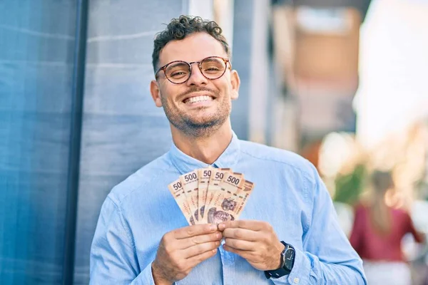 Joven Empresario Hispano Sonriendo Feliz Sosteniendo Billetes Mexicanos 500 Pesos —  Fotos de Stock