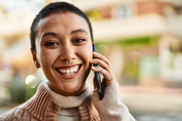 Giovane Donna Ispanica Con Capelli Corti Sorridente Felice Parlando Telefono — Foto Stock