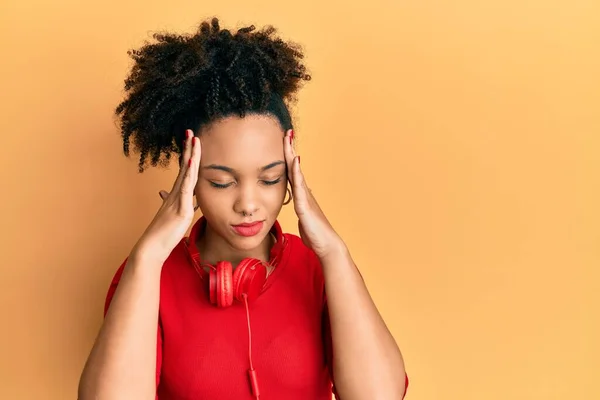 Νεαρή Αφρικάνα Αμερικανίδα Που Ακούει Μουσική Χρησιμοποιώντας Ακουστικά Που Πάσχουν — Φωτογραφία Αρχείου