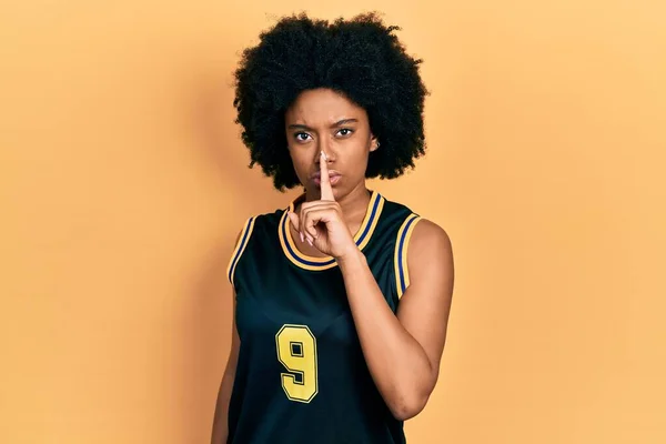 Basketbol Üniforması Giyen Genç Afro Amerikan Kadın Sessiz Olmak Istiyor — Stok fotoğraf