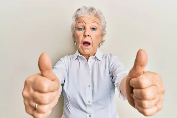 Senior Mujer Pelo Gris Haciendo Pulgares Hacia Arriba Gesto Positivo —  Fotos de Stock