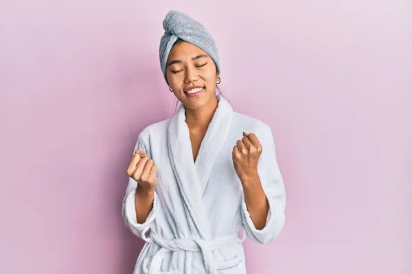 샤워기 모자를 목욕하는 여성은 웃으며 성공하기 소리를 지르며 승리의 몸짓을 — 스톡 사진