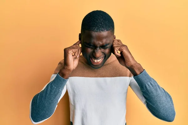 Jovem Afro Americano Vestindo Roupas Casuais Cobrindo Orelhas Com Dedos — Fotografia de Stock