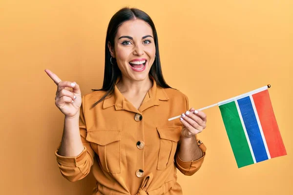 Jovem Morena Segurando Bandeira Gâmbia Sorrindo Feliz Apontando Com Mão — Fotografia de Stock