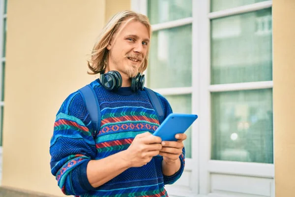 Joven Estudiante Escandinavo Usando Auriculares Touchpad Ciudad —  Fotos de Stock