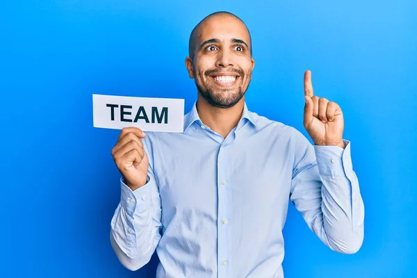 Hispanic Adult Business Man Holding Team Message Paper Smiling Idea — Stock Photo, Image