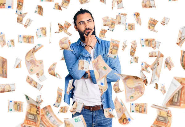 Junger Arabischer Mann Lässigem Jeanshemd Ernstes Gesicht Über Frage Nachdenkend — Stockfoto