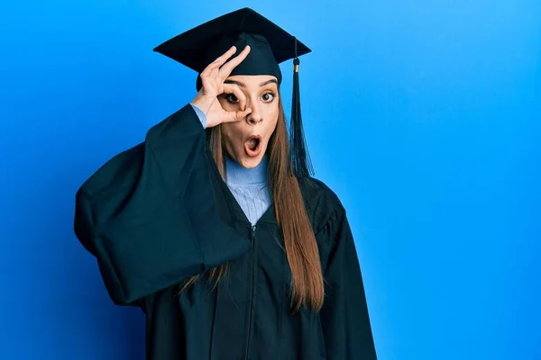 Beautiful Brunette Young Woman Wearing Graduation Cap Ceremony Robe Doing — Stock Photo, Image