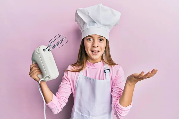 Güzel Esmer Küçük Kız Şef Şapkası Takıyor Elinde Pasta Blender — Stok fotoğraf