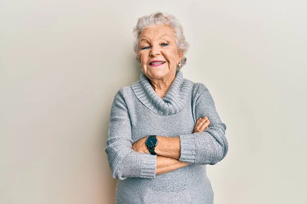 Eine Ältere Grauhaarige Frau Lässiger Kleidung Lächelt Glücklich Mit Verschränkten — Stockfoto
