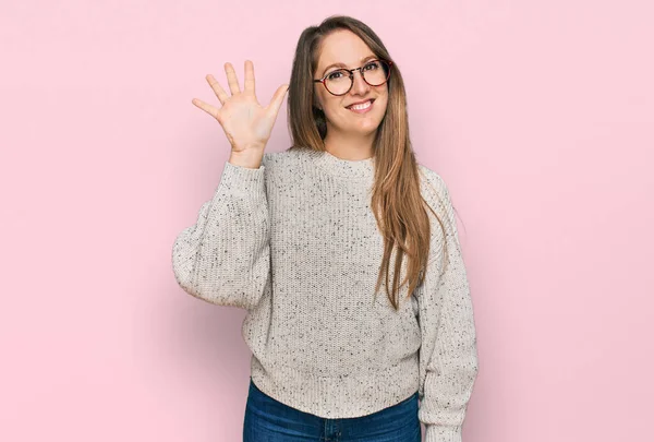 Mujer Rubia Joven Con Suéter Casual Gafas Mostrando Apuntando Hacia —  Fotos de Stock