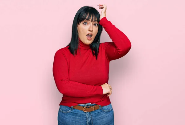 Young Hispanic Woman Wearing Casual Clothes Surprised Hand Head Mistake — Stock Photo, Image