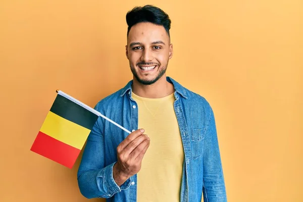 Jeune Homme Arabe Tenant Drapeau Belgique Regardant Positif Heureux Debout — Photo