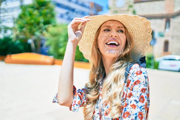 Junge Schöne Blonde Frau Urlaub Mit Sommermütze Glücklich Lächelnd Mit — Stockfoto