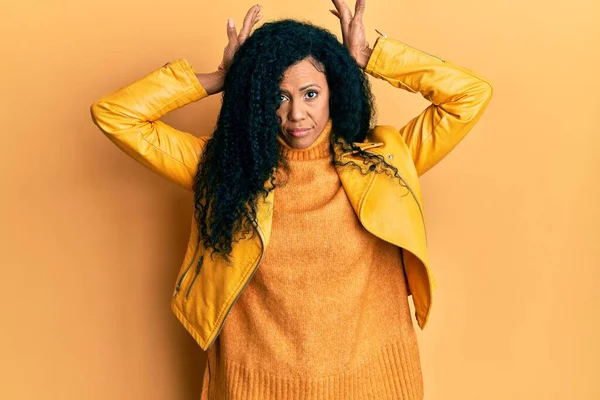 Mulher Afro Americana Meia Idade Vestindo Camisola Inverno Jaqueta Couro — Fotografia de Stock