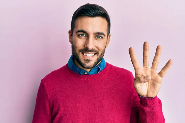 Mladý Hispánec Nosí Ležérní Oblečení Ukazující Ukazující Prsty Číslo Čtyři — Stock fotografie