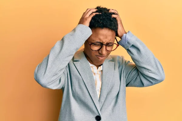 Młoda Afroamerykanka Biznesowej Kurtce Okularach Cierpiąca Ból Głowy Zdesperowana Zestresowana — Zdjęcie stockowe
