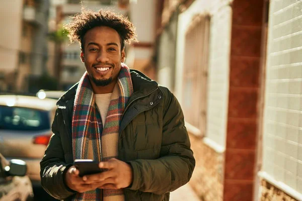 Mladý Africký Američan Muž Usměvavý Šťastný Pomocí Smartphone Městě — Stock fotografie
