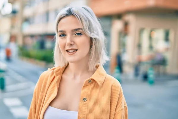 Jovem Loira Sorrindo Feliz Cidade — Fotografia de Stock