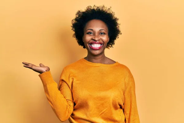 Jovem Afro Americana Vestindo Roupas Casuais Sorrindo Alegre Apresentando Apontando — Fotografia de Stock