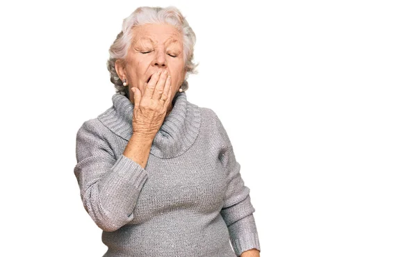 Eine Ältere Grauhaarige Frau Lässigem Winterpullover Langweilte Sich Und Verdeckte — Stockfoto