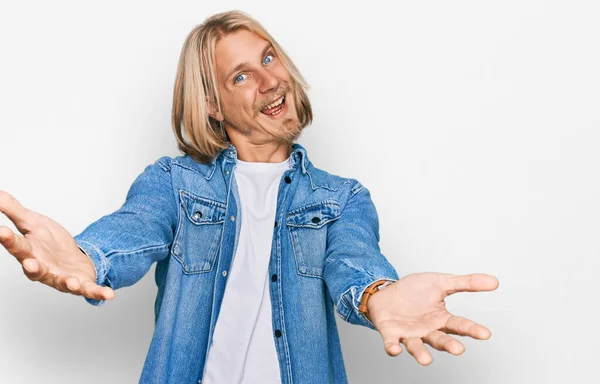 Caucasian Man Blond Long Hair Wearing Casual Denim Jacket Smiling — Stock Photo, Image