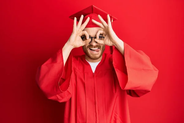 Homem Ruivo Jovem Vestindo Chapéu Formatura Vermelho Roupão Cerimônia Fazendo — Fotografia de Stock