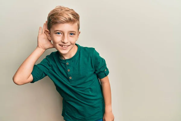 Niño Pequeño Caucásico Con Ropa Casual Sonriendo Con Mano Sobre —  Fotos de Stock