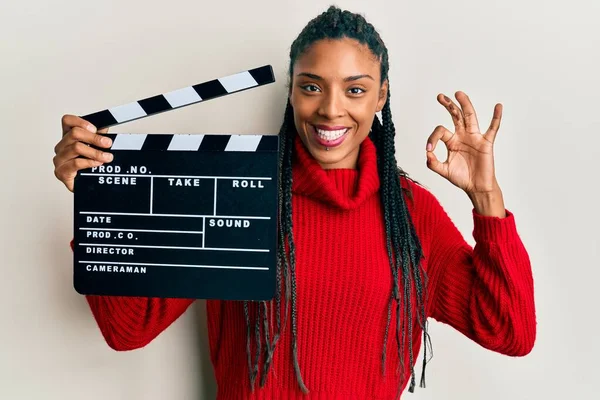 Africano Americano Mulher Com Tranças Segurando Vídeo Filme Clapboard Fazendo — Fotografia de Stock