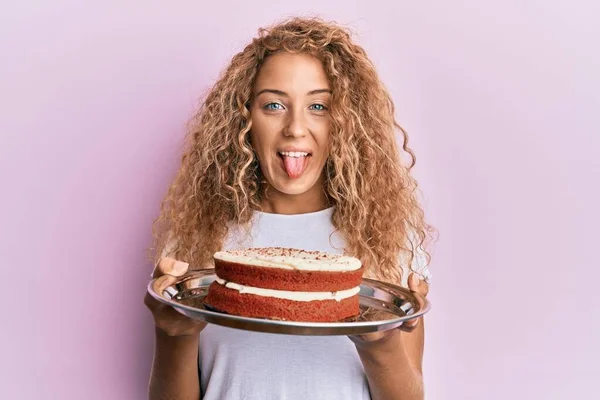 Schöne Kaukasische Teenager Mädchen Mit Zuckerbrot Kuchen Stecken Zunge Heraus — Stockfoto