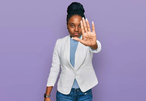 Jonge Afro Amerikaanse Vrouw Met Zakelijke Kleren Aan Die Stopt — Stockfoto