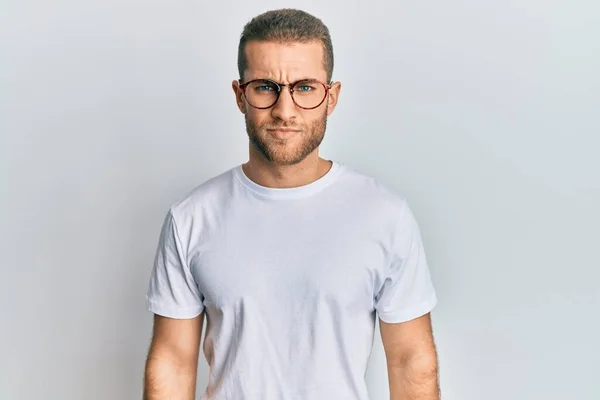 Gündelik Kıyafetler Giyen Gözlüklü Şüpheci Gergin Genç Beyaz Bir Adam — Stok fotoğraf