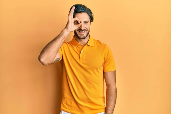 Ung Latinamerikansk Man Bär Casual Gul Shirt Gör Gest Med — Stockfoto