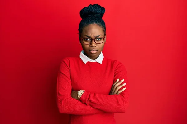 Mladá Afroameričanka Neformálním Oblečení Brýlích Skeptická Nervózní Nesouhlasící Výraz Tváři — Stock fotografie