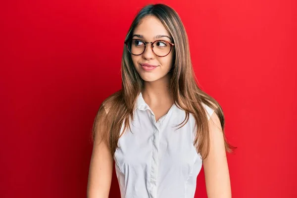 Joven Morena Vestida Con Ropa Casual Gafas Sonriendo Mirando Lado —  Fotos de Stock