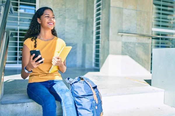 아프리카 미국인 여학생 스마트폰을 사용하여 대학교 계단에 — 스톡 사진