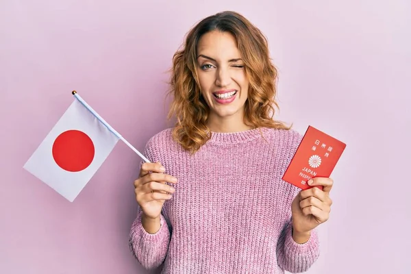 Jonge Kaukasische Vrouw Met Japanse Vlag Paspoort Knipperen Kijken Naar — Stockfoto