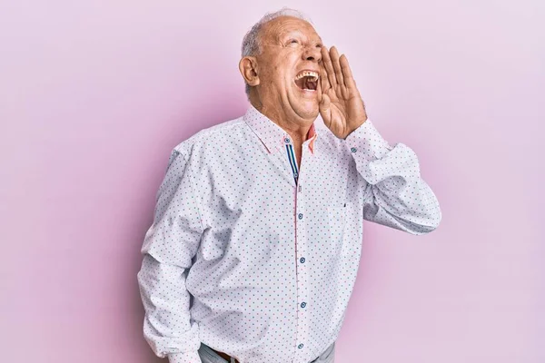 Ein Älterer Kaukasischer Mann Lässiger Kleidung Schreit Und Schreit Laut — Stockfoto