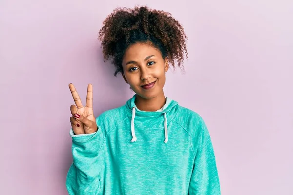 Mulher Americana Africana Bonita Com Cabelo Afro Vestindo Camisola Casual — Fotografia de Stock