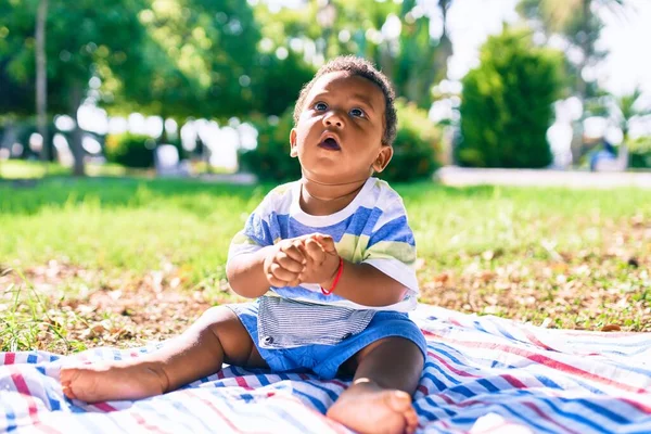 Förtjusande Afrikansk Amerikansk Knubbig Småbarn Sitter Gräset Parken — Stockfoto