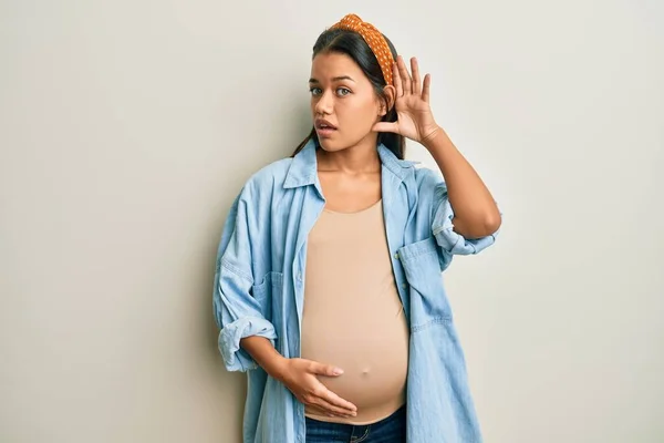 Mooie Spaanse Vrouw Die Een Baby Verwacht Een Zwangere Buik — Stockfoto