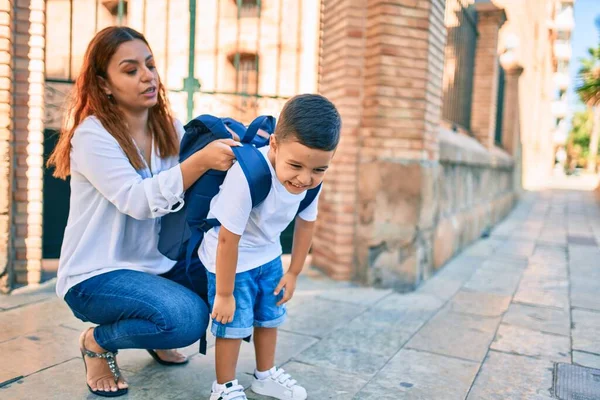 Madre Latina Poniendo Mochila Hijo Estudiante Ciudad — Foto de Stock