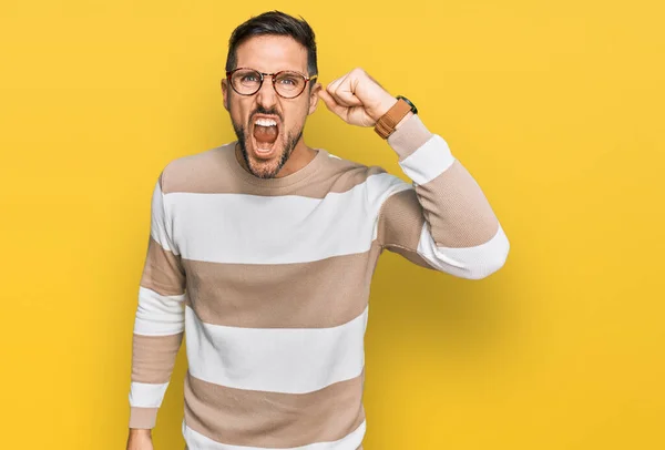 Hombre Guapo Con Barba Vistiendo Ropa Casual Gafas Enojado Loco —  Fotos de Stock