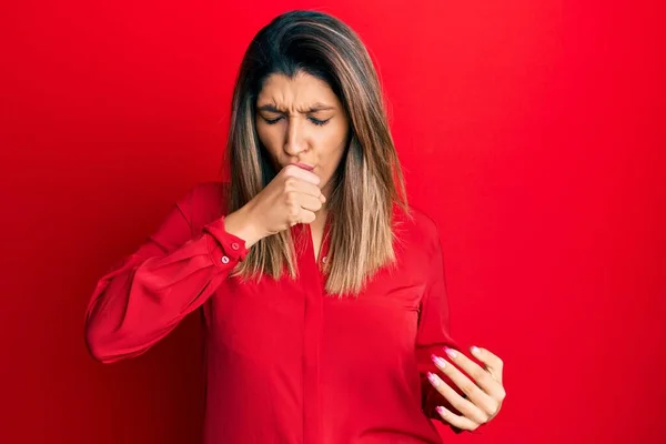 Schöne Brünette Frau Lässiger Kleidung Fühlt Sich Unwohl Und Hustet — Stockfoto