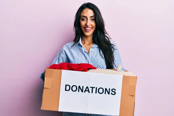 Όμορφη Ισπανίδα Εθελόντρια Που Κρατάει Κουτί Των Δωρεών Χαμογελώντας Και — Φωτογραφία Αρχείου