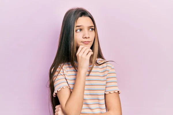 Genç Esmer Kız Günlük Çizgili Tişört Giyiyordu Kuşkuya Yoğunlaşmıştı Parmakları — Stok fotoğraf