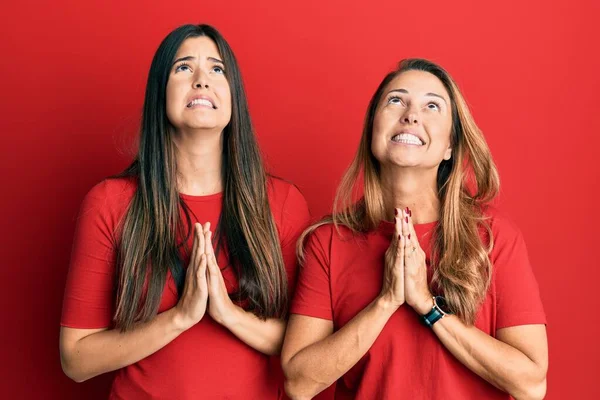 Familia Hispana Madre Hija Vestidas Con Ropa Casual Sobre Fondo —  Fotos de Stock