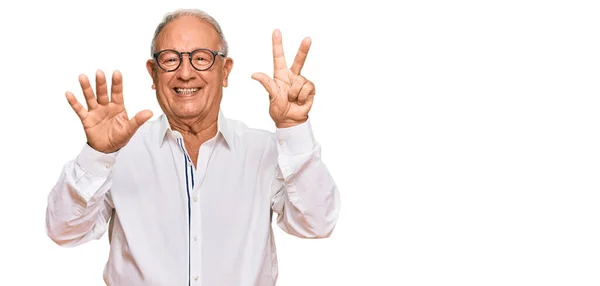 Senior Kaukasier Man Bär Business Shirt Och Glasögon Som Visar — Stockfoto