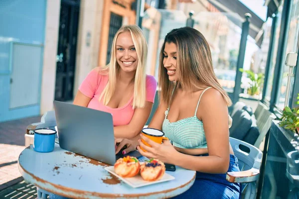 Deux Belles Jeunes Amies Ensemble Utilisant Ordinateur Portable Cafétéria — Photo