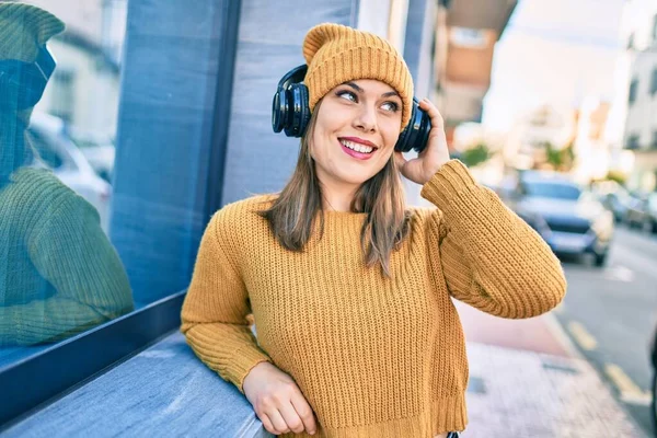 Jong Blond Vrouw Glimlachen Gelukkig Met Behulp Van Koptelefoon Stad — Stockfoto